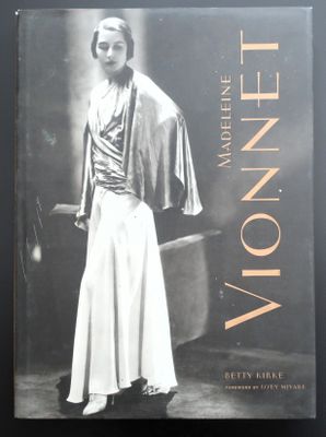 une vieille photo d'une femme en robe blanche et une photo en noir et blanc d'une femme en robe blanche et une photo en noir et blanc d'une femme