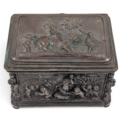 une boîte ancienne en bronze représentant un homme et une femme à cheval