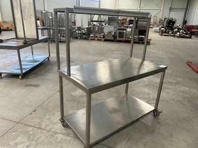 une table en acier inoxydable au milieu d'un entrepôt