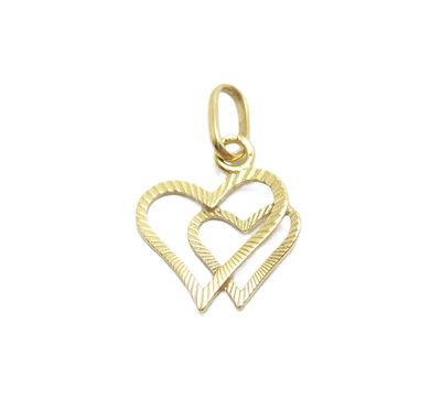 un pendentif en forme de cœur doré sur fond blanc