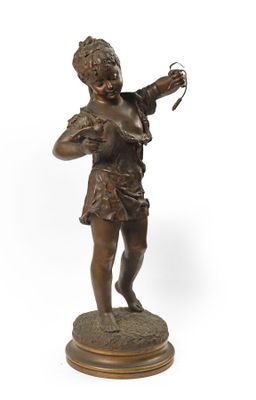une image d'une statue en bronze représentant une femme tenant un oiseau