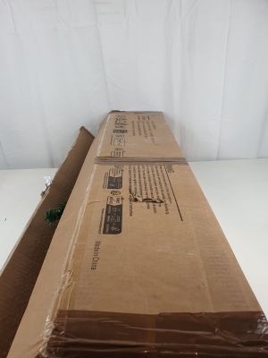 une boîte en carton posée sur une table