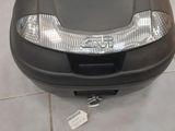 l'image d'une voiture garée dans un garage