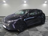 une voiture noire est garée sur le sol en damier d'un garage