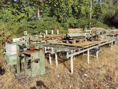 plusieurs machines qui sont à l'abandon dans l'herbe