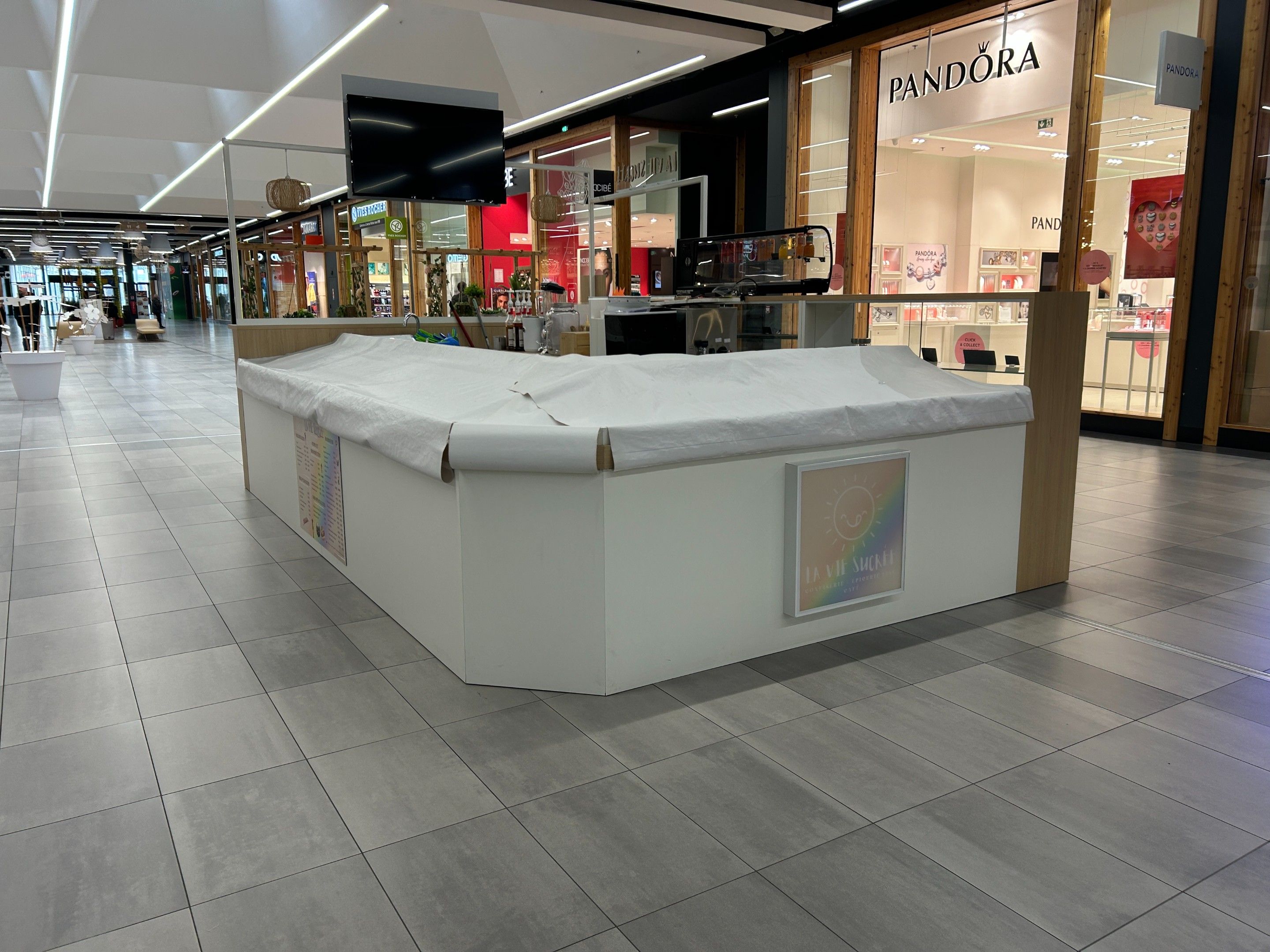 sur place : Galerie Marchande Centre Commercial La Lézarde M…