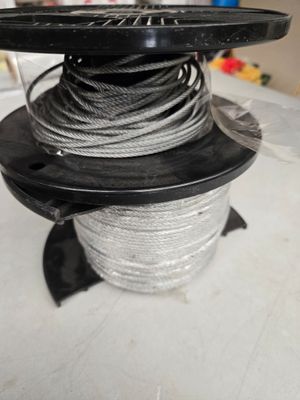un gros plan d'une bobine de corde posée sur une table