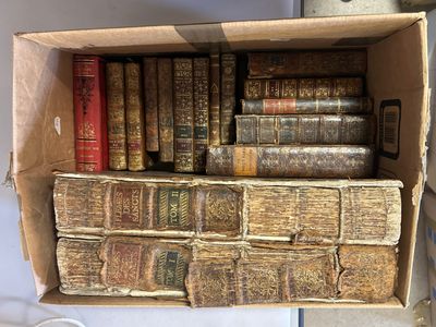 une boîte remplie de vieux livres posée sur une table