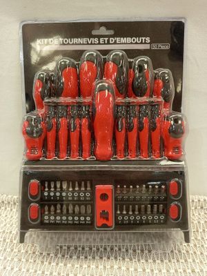 un lot de tournevis rouges et noirs dans une vitrine