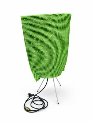 un gros plan d'une chaise verte à laquelle est attaché un cordon