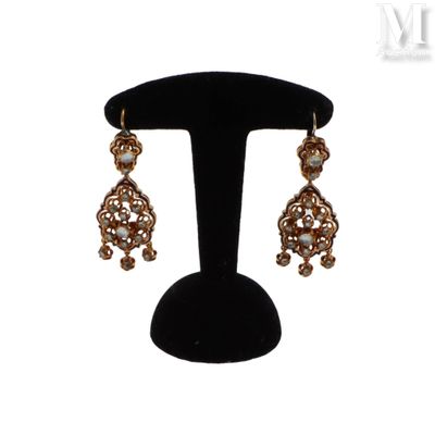 gros plan d'une paire de boucles d'oreilles sur un support