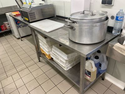 3 plans de travail inox.