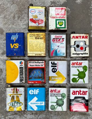 beaucoup de cigarettes de différentes marques par terre