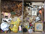 une boîte remplie d'objets assortis qui s'y trouvent