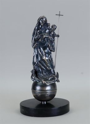 La statue d'un ange tenant une croix se trouve sur un socle