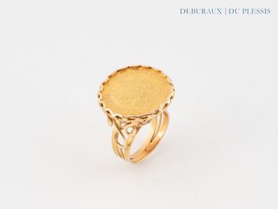 gros plan d'une bague en or sur une surface blanche