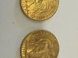deux pièces d'or posées l'une sur l'autre sur une surface blanche