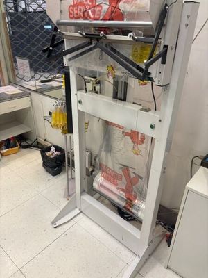 a picture of a machine that is sitting in a room