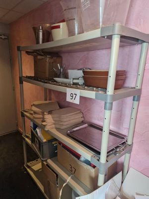 une étagère contenant beaucoup d'objets