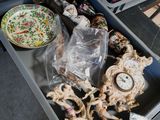 une boîte remplie d'objets assortis sur une table
