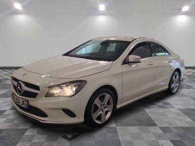la mercedes cla est garée sur le sol en damier d'un garage