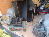 tout un tas d'outils à l'arrière d'une camionnette