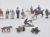 beaucoup de figurines sur une surface blanche