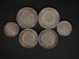 six pièces de monnaie britanniques différentes sur fond noir