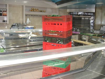 une vitrine en verre au milieu d'une cuisine
