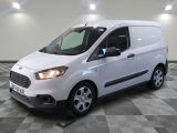 la camionnette blanche est garée sur un sol carrelé en damier