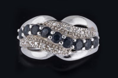 Bague jonc en or gris (750 millièmes) centrée de neuf saphir…