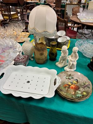 une table sur laquelle se trouvent de nombreux objets en verre
