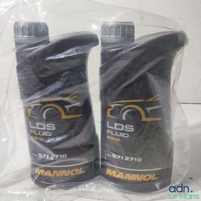 deux bouteilles d'huile moteur posées sur un sac en plastique