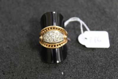 une photo d'une bague sertie d'un diamant, avec une étiquette de prix