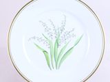 une assiette sur laquelle est représenté un muguet
