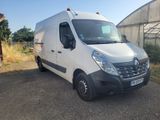 une camionnette blanche garée devant un bâtiment
