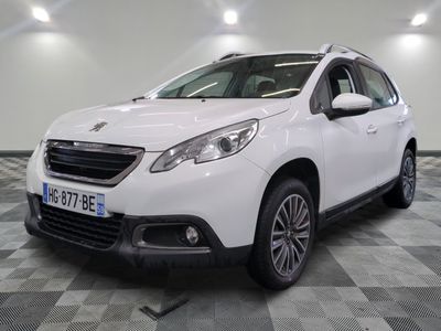 la voiture blanche est garée sur un sol en damier dans le garage