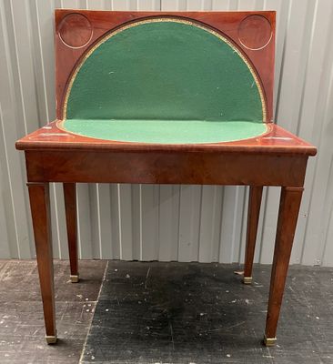 une image représentant une petite table en bois avec un plateau vert