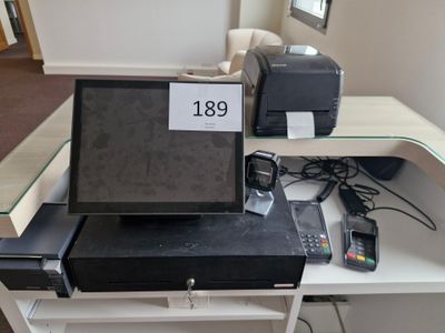 un ordinateur portable posé sur un bureau sur lequel se trouve une imprimante