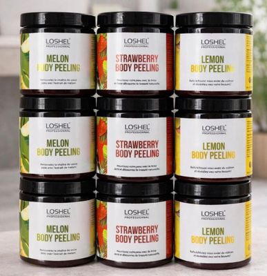 un gros plan sur une pile de pots de gommage corporel au citron