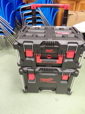 la boîte à outils est posée sur la pile de chaises