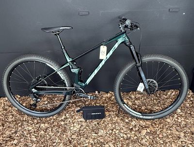 un vélo posé par terre devant un mur
