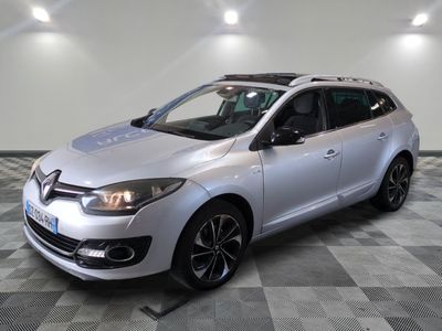 la voiture argentée est garée dans le garage sur un sol en damier