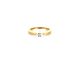une bague en or jaune sertie d'un seul diamant