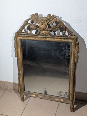 un miroir posé sur le sol devant un mur