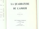 un livre ouvert avec une image en noir et blanc