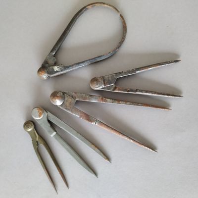 Lot de cinq compas à pointes sèches, XVIII et XIXe Marques