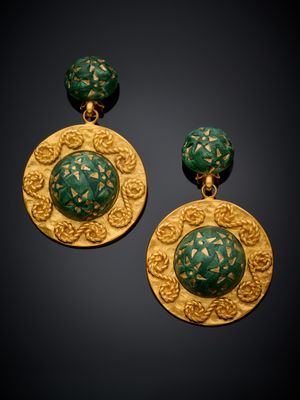 une paire de boucles d'oreilles vertes et dorées