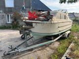 un bateau en train d'être chargé sur une remorque