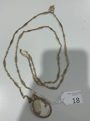gros plan d'un collier sur une table avec une étiquette dessus